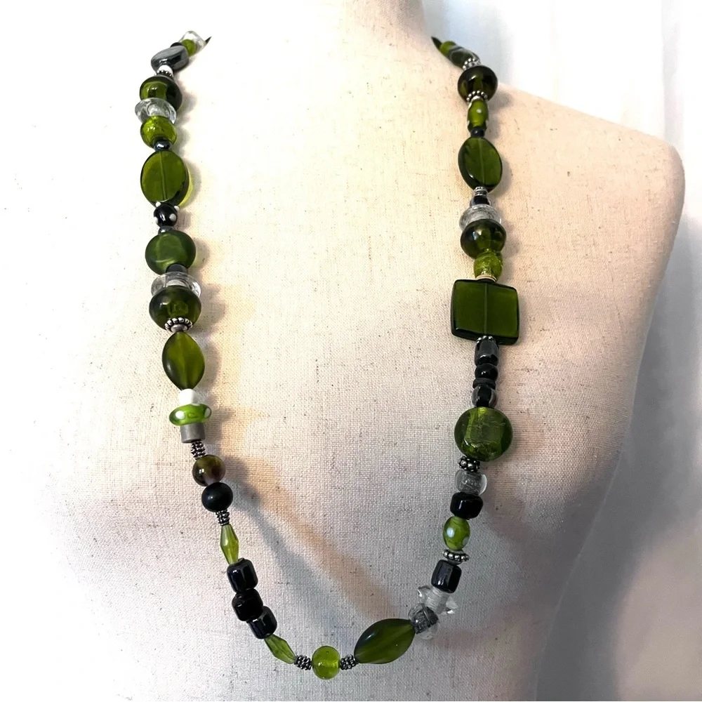 Women's Vintage Green Glass Beads Black Stone Necklace Silver Clasp Marked‎ 925